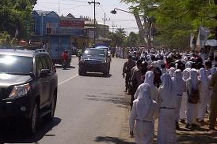 Mobil rombongan Presiden SBY saat melintas di jalan raya Bululawang, Kabupaten Malang, Jawa Timur. Ratusan siswa menyambutnya dipinggir jalan. Rabu (30/7/2013).