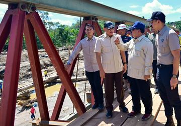 Pastikan Pemulihan Bencana Sumatera, Prabowo Lewati Jembatan Bailey 