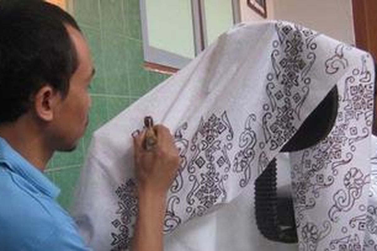 Salah satu penghuni Lapas Kendal yang sedang membatik