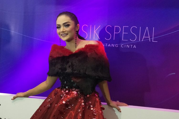 Krisdayanti ditemui sesudah tampil dalam Konser Musik Spesial Trans 7: Cerita Tentang Cinta di Balai Sarbini, Semanggi, Jakarta Selatan, Kamis (21/2/2019) malam. 