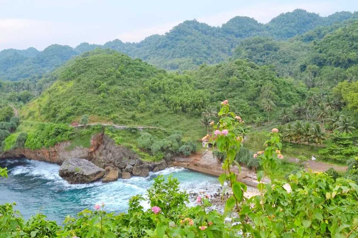 Suasana dari atas bukit Pantai Sembukan, Wonogiri, salah satu geosite di Gunung Sewu Unesco Global Geopark, Senin (31/1/2023).