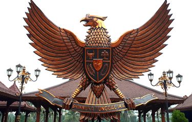 Patung Garuda Pancasila dengan tulisan Bhinneka Tunggal Ika tersemat dalam genggaman cakarnya. Gambar diambil di Magelang, Jawa Tengah, pada 16 Oktober 2020.