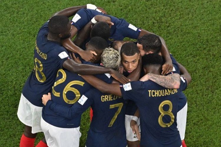 Pemain-pemain Perancis merayakan kemenangan 2-1 atas Denmark dalam laga Grup D Piala Dunia 2022 di Stadion 974, Doha, Qatar, 26 November 2022. Berkat kemenangan atas Denmark, Perancis lolos ke 16 besar Piala Dunia 2022. (Photo by Antonin THUILLIER / AFP)