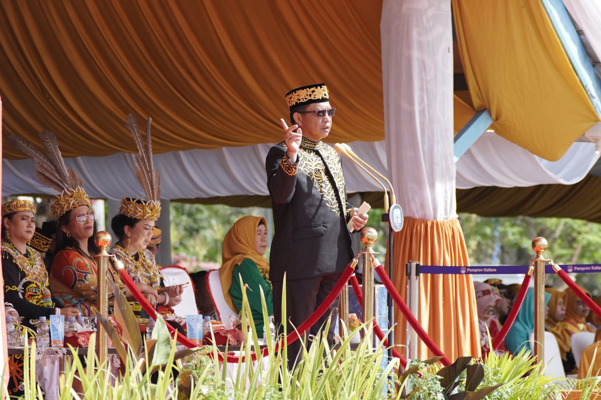 Mentri Dalam Negeri (Mendagri) Prof. Drs. H. Muhammad Tito Karnavian mengenakan setelan jas khas Kesultanan Bulungan dalam upacara peringatan Hari Ulang Tahun (HUT) Kaltara, Selasa (25/10/22).
