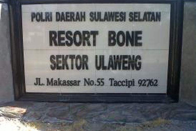 Aparat Kepolisian Sektor (Polsek) Ulaweng, Kabupaten Bone, Sulawesi Selatan tengah melakukan pengejaran terhadap tiga pelaku pembunuhan seorang sopir angkot. Senin, (26/08/2013).