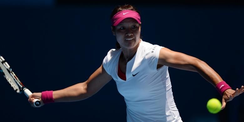 Petenis China, Li Na bersiap memukul bola dari petenis Kroasia, Ana Konjuh, pada laga babak pertama Australian Open 2014 di Melbourne, Senin (13/01/2014).