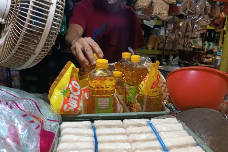 Minyak Goreng Kemasan Rakyat (MGKR) Minyakita yang dinilai murah langka di Kabupaten Malang. Para pedagang hanya menjual minyak goreng non subsidi.