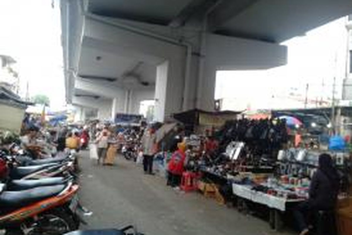 Kondisi jalan di kawasan pasar Kebayoran Lama, Jakarta Selatan, tepat di bawah flyover yang kembali marak oleh PKL barang loak, Senin (30/9/2013)