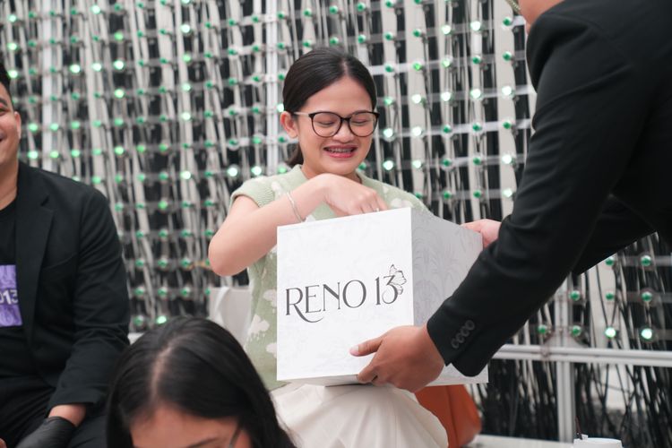 Oppo menggelar lucky draw di penjualan Reno 13 Series.