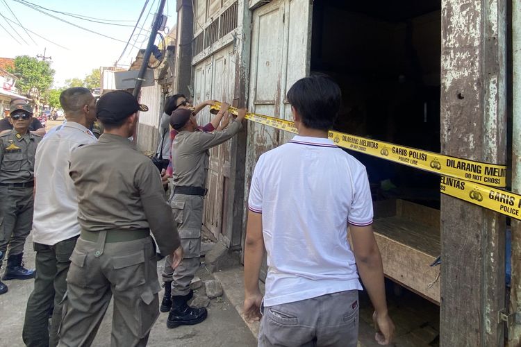 Petugas saat menyegel 3 kios di Surabaya yang dikuasai ormas, Rabu (18/6/2025).