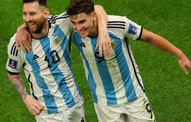 Penyerang Argentina Julian Alvarez (kanan) merayakan gol dengan Lionel Messi usai mencetak gol pada semifinal Piala Dunia 2022 Qatar antara Argentina vs Kroasia di Stadion Lusail di Lusail, utara Doha pada Rabu 14 Desember 2022 dini hari WIB. 