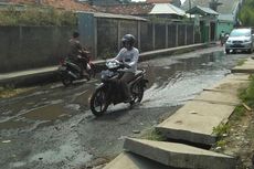 Siang Terik, Jalan Samping Kompleks Pomad Kalibata Ini Tergenang Air