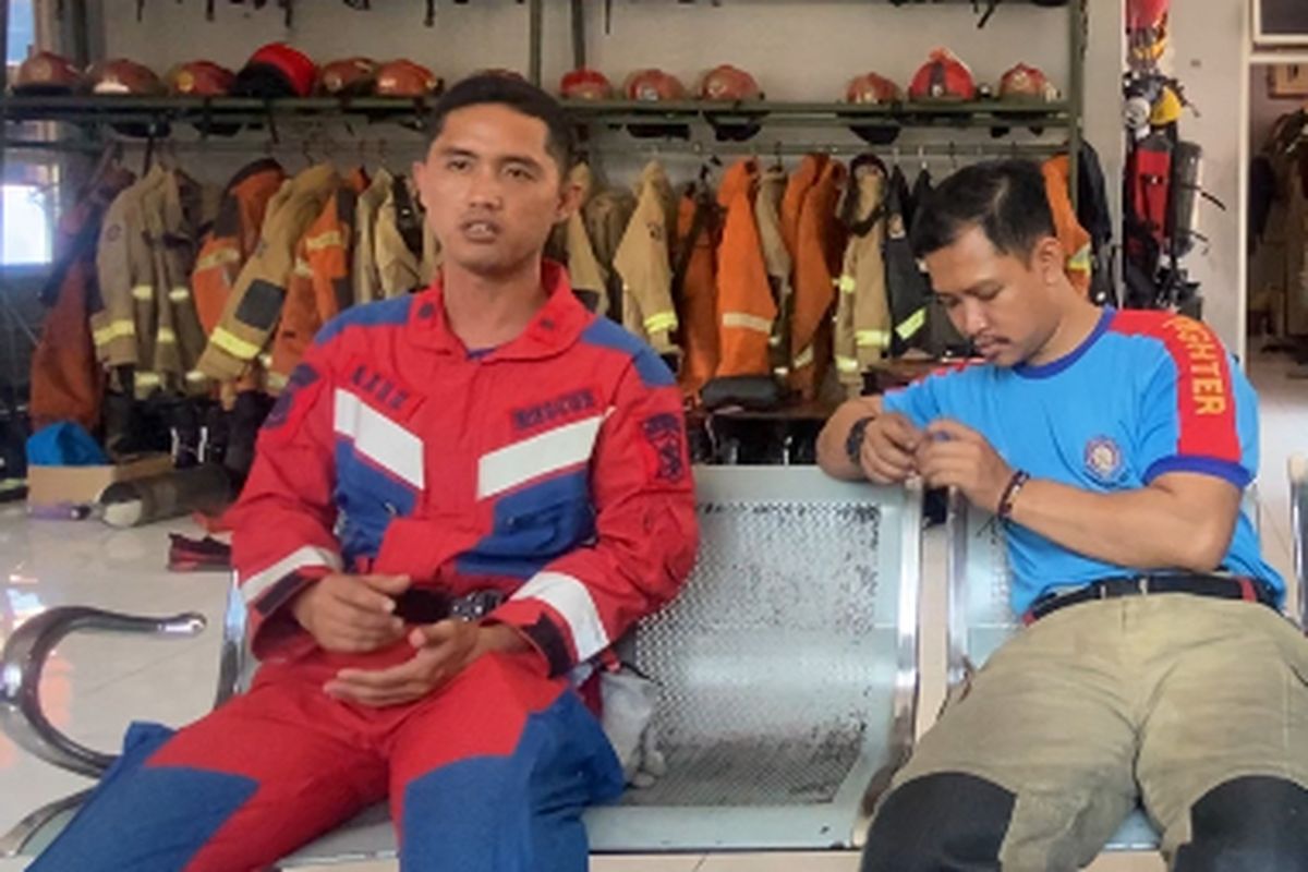 Tim Rescue Damkar Surabaya, Elvanio Santosa dan Abdul Aziz, Senin (13/10/2025).