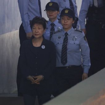 Mantan presiden Kores Selatan Park Geun-hye, dengan tangan diborgol, dikawal menuju ruang sidang di pengadilan distrik kota Seoul, Selasa (23/5/2017).