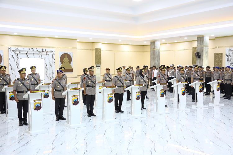 Daftar 5 Kapoles Baru di Polda Jateng. Polda Jateng menggelar upacara serah terima jabatan (sertijab) terhadap tiga pejabat utama (PJU) dan lima Kapolres jajaran. Upacara ini dilaksanakan di Gedung Borobudur Mapolda Jateng pada Selasa (29/7/2025) siang pukul 13.30 WIB.