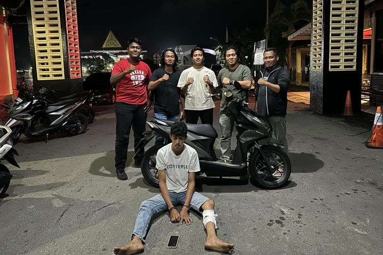 Polisi saat mengamankan pelaku jambret, DJ (20), di Kecamatan Bengkalis, Kabupaten Bengkalis, Riau, Sabtu (28/10/2023).