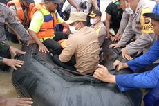 Ajak Teman Lihat Banjir Bandang, Remaja Ini Malah Terseret Arus, Temannya Tewas