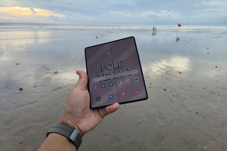 Samsung Galaxy Z Fold 4 mode dibentangkan, dipotret di area pantai di sekitar Seminyak, Bali.