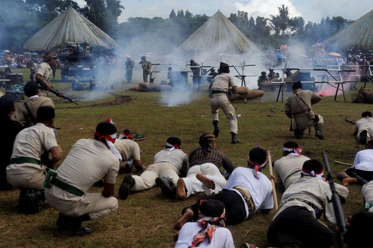 Hari Juang Kartika - Drama kolosal Pertempuran Palagan Ambarawa memeriahkan peringatan Hari Juang Kartika di Lapangan Jenderal Soedirman, Ambarawa, Kabupaten Semarang, Jawa Tengah, Kamis (15/12). Dalam kesempatan itu ditekankan kembali peran TNI dalam menjaga kedaulatan dan persatuan Indonesia.