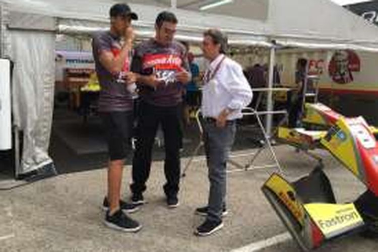 Pebalap Campos Racing asal Indonesia, Sean Gelael (kiri), berdiskusi dengan Adrian Campos jelang GP2 Spanyol di Sirkuit de Barcelona-Catalunya, Jumat (13/5/2016).