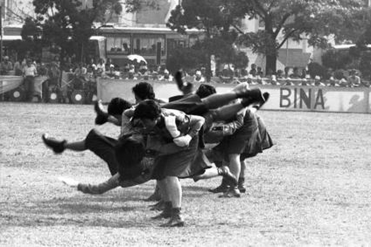 Peringatan Hari Bhayangkara ke-48 yang dipusatkan di Lapangan Mabes Polri Jakarta Selatan Jumat (1/7/1994) antara lain diisi dengan peragaan bela diri Korps Polisi Wanita. Terkait foto dan berita dimuat Sabtu, Kompas 02-07-1994
