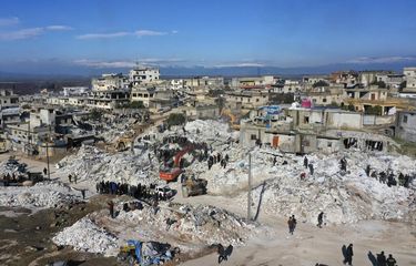 Tim penyelamat dan warga melakukan evakuasi dan penyelamatan dari puing-puing bangunan yang runtuh akibat gempa Turki/Turkiye dan Suriah di Kota Harem dekat perbatasan Turkiye, Provinsi Idlib, Suriah, Rabu (8/2/2023).