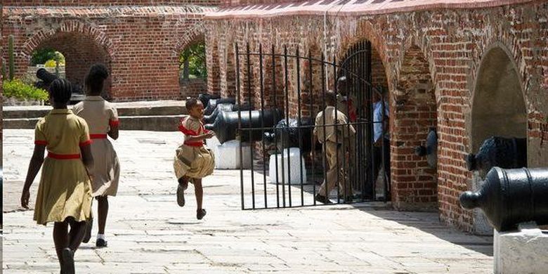 Anak-anak berlarian di salah satu situs di Port Royal, Jamaika.