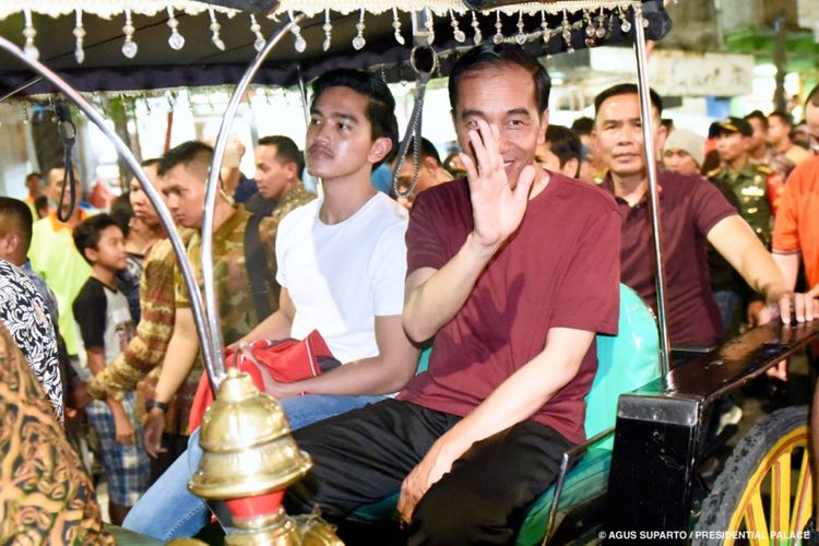 Presiden Joko Widodo beserta rombongan menyempatkan diri jalan-jalan ke kawasan Malioboro, Yogyakarta, Sabtu (30/12/2017).