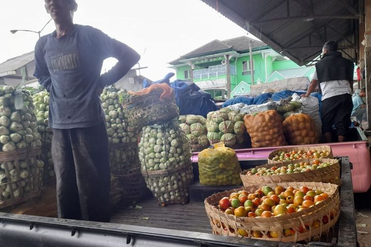 Pedagang tomat di Pasar Bandungan, Kabupaten Semarang, Jawa Tengah. 