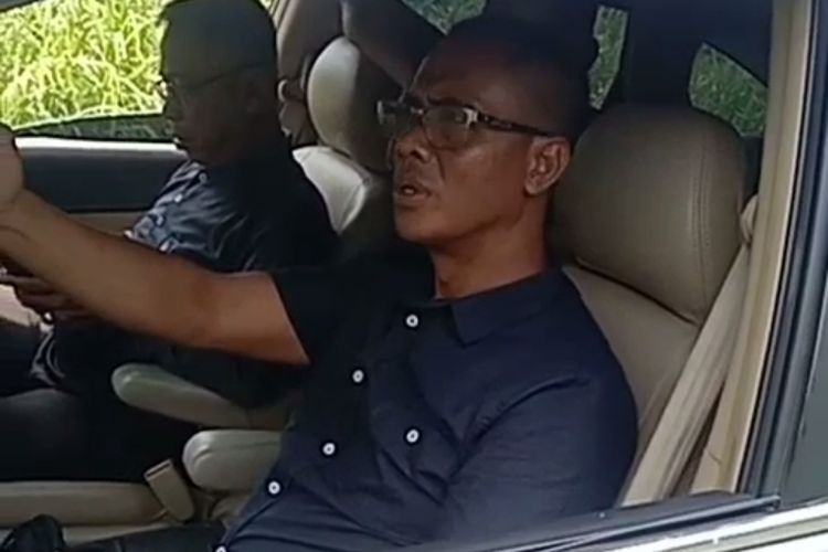 Tangkapan layar video Kapolsek Bungaraya, AKP Slamet saat berada di dalam mobil bersama tersangka kasus dugaan korupsi, Suparmin, di Kabupaten Siak, Riau.