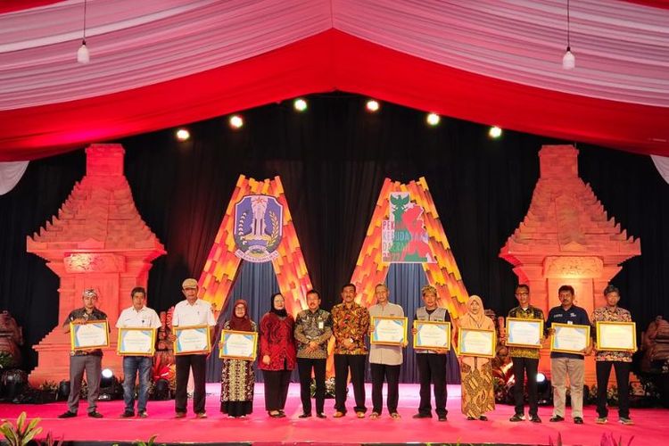 Penghargaan kepada desa wisata oleh Gubernur Jatim Khofifah Indar Parawansa dalam Festival Dewi Cemara 2022
