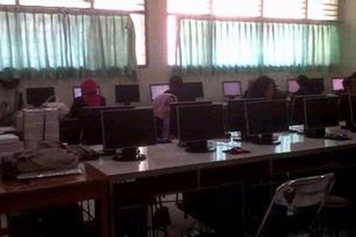 Suasana Uji Kompetensi Guru (UKG) gelombang kedua di SMA Negeri 70 pada hari pertama penyelenggaraan UKG secara serentak di seluruh wilayah DKI Jakarta, Selasa (9/10/2012).