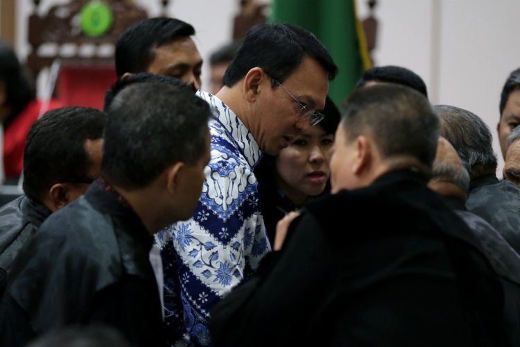 Terdakwa kasus dugaan penodaan agama, Basuki Tjahaja Purnama atau Ahok mengikuti sidang pembacaan putusan di Pengadilan Negeri Jakarta Utara di Auditorium Kementerian Pertanian, Jakarta Selatan, Selasa (9/5/2017). Majelis hakim menjatuhkan hukuman pidana 2 tahun penjara. Basuki Tjahaja Purnama dan kuasa hukumnya menyatakan banding. POOL/KOMPAS IMAGES/KRISTIANTO PURNOMO