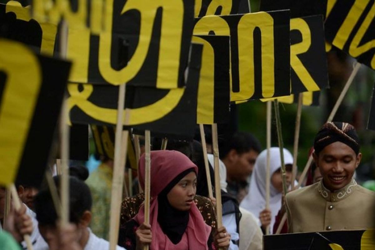 Mahasiswa Fakultas Bahasa dan Seni Universitas Negeri Yogyakarta mengikuti kirab budaya di kampus mereka di kawasan Karangmalang, Depok, Sleman, DI Yogyakarta, Jumat (7/12/2012). Kegiatan tersebut untuk memprotes rencana penghapusan muatan lokal bahasa daerah pada perubahan kurikulum yang akan datang.
