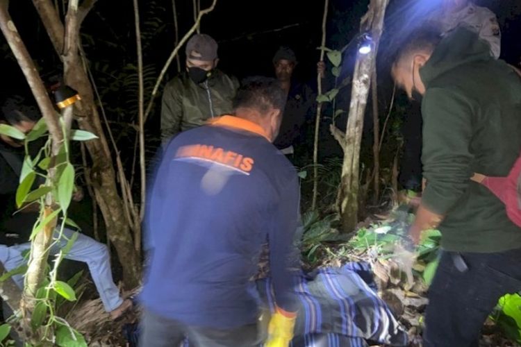 Foto: Tim Identifikasi Satreskrim Polres Ende, NTT, saat memeriksa jasad korban di tempat kejadian perkara, Minggu (31/7/2022) malam.