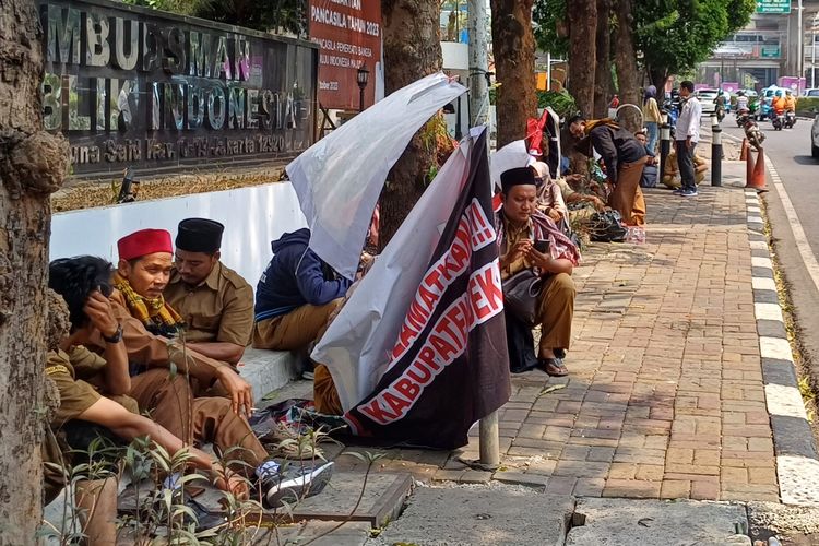 Sejumlah guru honorer Pendidikan Agama Islam (PAI) yang long march dari Kabupaten Bekasi tiba di depan Gedung Ombudsman, Setiabudi, Jakarta Selatan, Kamis (12/10/2023) siang.
