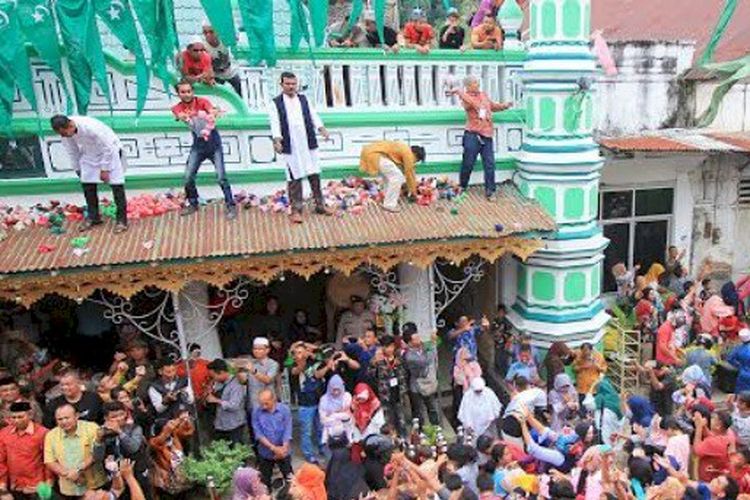 Kemeriahan tradisi serak gulo di Masjid Muhammadan yang berlokasi di Kelurahan Pasa Gadang, Kecamatan Padang Selatan, Kota Padang.