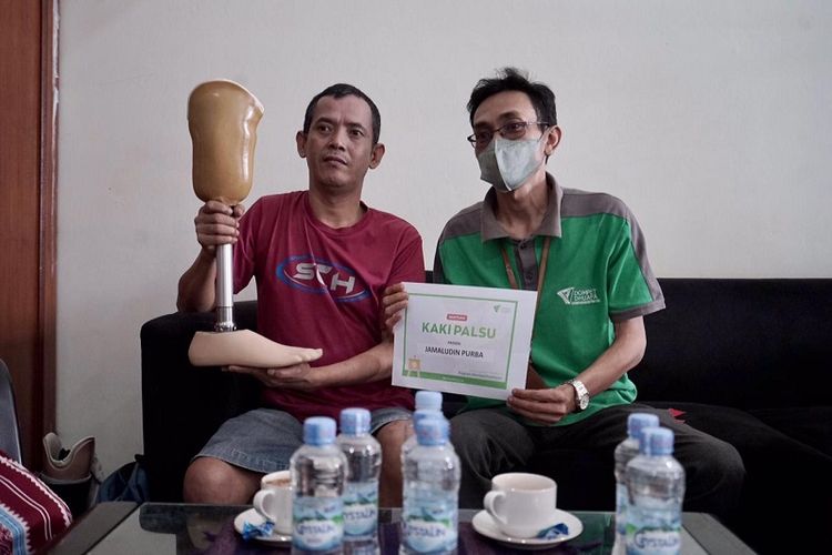 Sejumlah penerima manfaat kaki palsu Endoskeletal Prosthesis mencoba kaki palsu tersebut yang merupakan persembahan donatur dari keluarga Alm. Hadi Waluyo, di pusat pelayanan kesehatan PT Pratama Sentra Rehabilitasi, Serpong, Tangerang, Kamis (29/12/2022). 