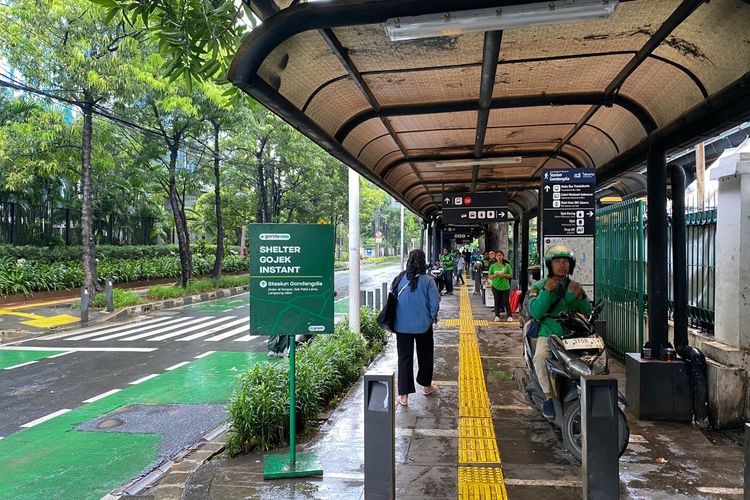 Kerja Keras Salam Pengemudi Ojol, Angkut Barang dan Orang tapi Upahnya Pas-pasan
