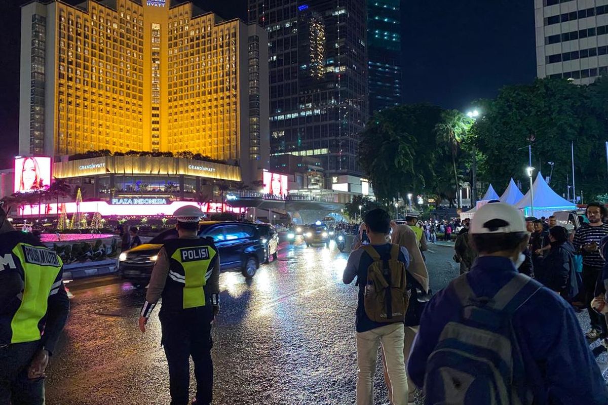 Suasana di kawasan Bundaran HI, Jakarta Pusat pada perayaan malam tahun baru (31/12/2022). Kendaraan tampak masih bisa melintas di kawasan ini.  