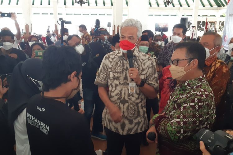 Gubernur Jateng Ganjar Pranowo dan Kepala BKKBN Hasto Wardoyo dalam launching pemeriksaan tiga bulan sebelum menikah di Pendopo Ageng Boyolali, Jawa Tengah, Rabu (29/12/2021).