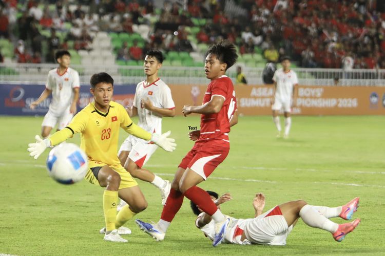 Pesepak bola Timnas U19 Indonesia, Fabio Azkairawan (tengah) mencoba menaklukkan penjaga gawang Vietnam U19 Xuan Tin Hoa (kiri) pada pertandingan Piala AFF U-19 2026 di Stadion Utama Sumatera Utara, Kabupaten Deli Serdang, Minggu (7/6/2026). ANTARA FOTO/Yudi Manar/Lmo/bar