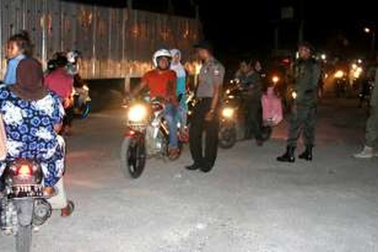 Polisi Syariat Islam (WH), Satpol PP, TNI dan Polisi membubarkan warga dari pelabuhan Jety Meulaboh di Desa Suak Indrapuri Kecamatan johan Pahlawan Aceh Barat, agar tidak merakan malam pergantian tahun baru,