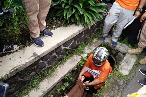 Reka Ulang Adegan Siswi SMP Dibunuh Ayah, Pelaku Tak Terlihat Sedih, Sang Ibu Hadir di Lokasi