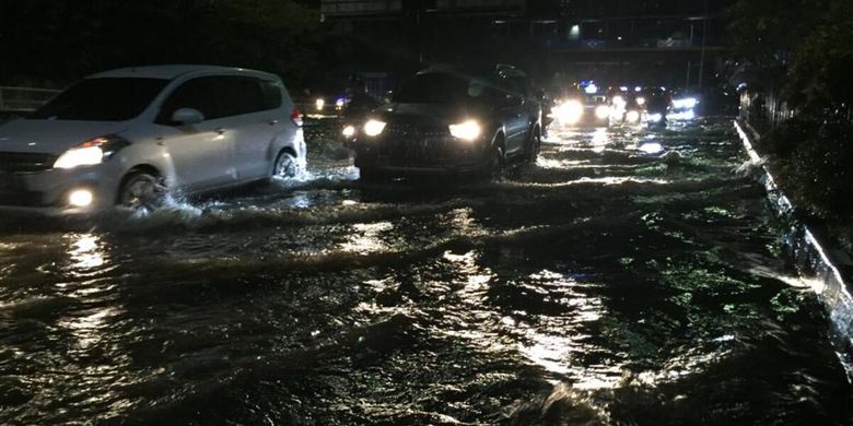 Pasca hujan deras, banjir menggenangi kawasan Citraland, Grogol Petamburan, Jakarta Barat Senin (21/9/2020)