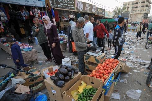 Pria Bertopeng di Gaza Berpatroli Jaga Stabilitas Harga Pasar