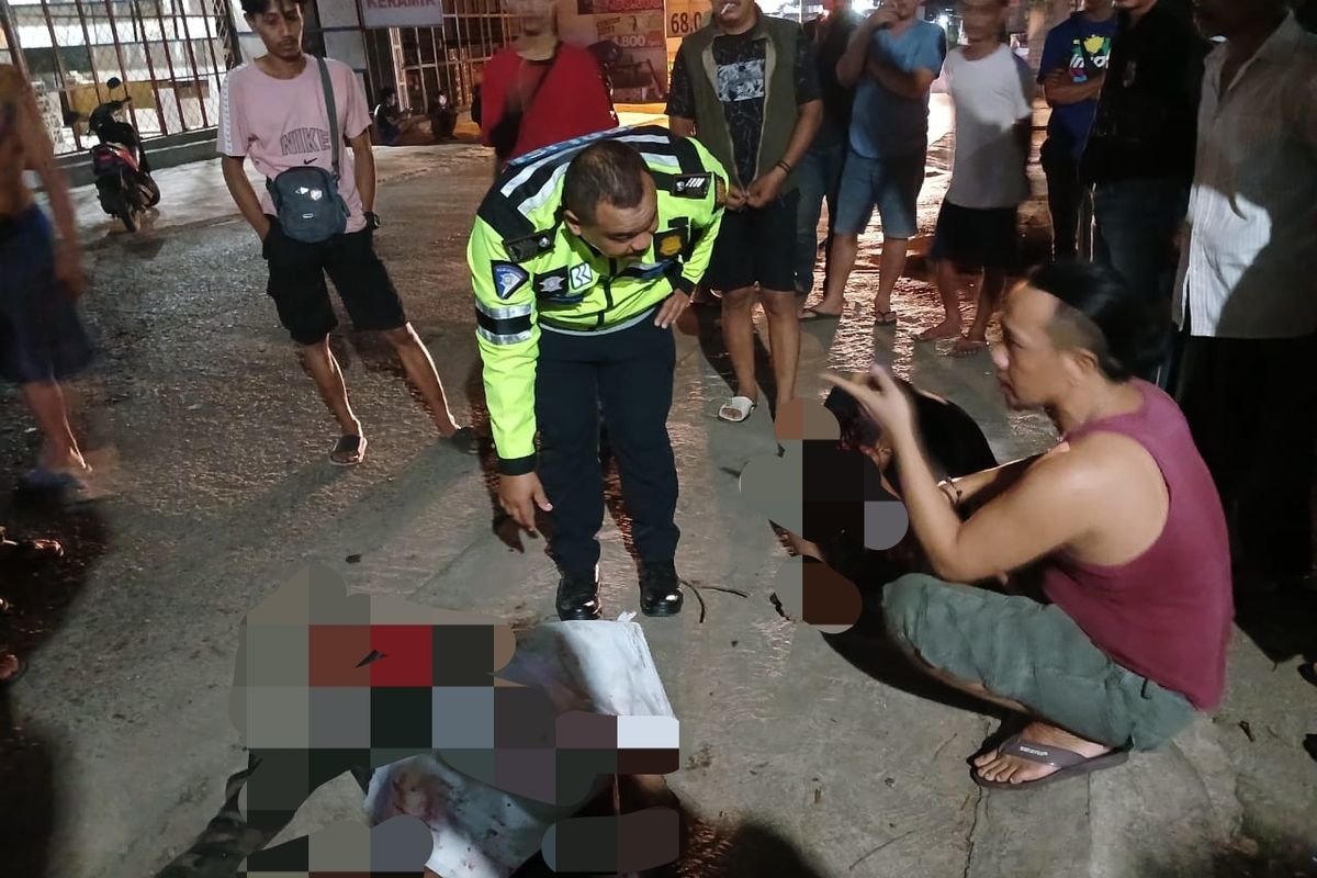 Anggota Unit Reskrim Polsek Gunung Putri sedang melakukan olah tempat kejadian perkara kasus begal yang tewas tertabrak mobil boks saat berupaya kabur dari kejaran massa di wilayah Desa Cicadas, Kecamatan Gunung Putri, Kabupaten Bogor, Jawa Barat, Kamis (25/1/2024).