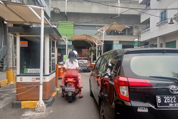 Pintu masuk parkir di Blok M Square, Jakarta Selatan, Selasa (4/7/2023)