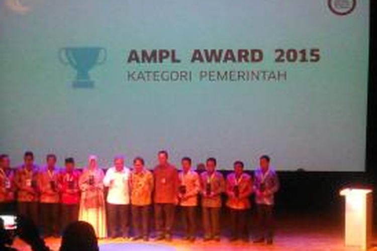 Penyerahan AMPL Award 2015 kategori pemerintahan.