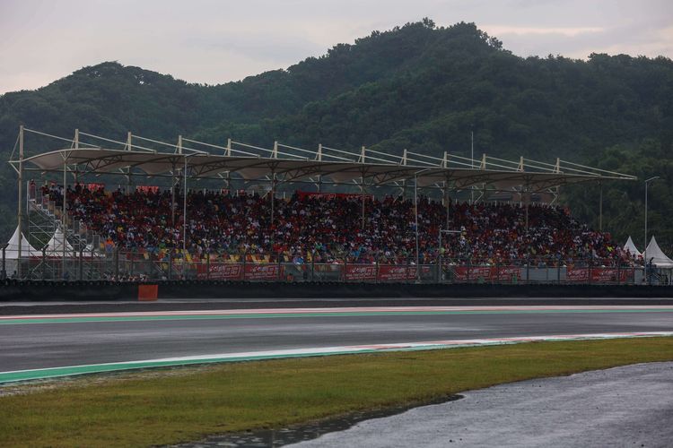 Penonton menyaksikan MotoGP seri Pertamina Grand Prix of Indonesia di Pertamina Mandalika International Street Circuit, Lombok Tengah, NTB, Minggu (20/3/2022). Pembalap Red Bull KTM Factory Racing Miguel Oliveira berhasil menjadi juara pertama diikuti pembalap Monster Energy Yamaha Fabio Quartararo dan pembalap Pramac Racing Johann Zarco.